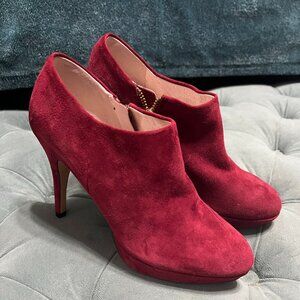 Vince Camuto Women's  Elvin Heel ankle booties with gold zippers red suede